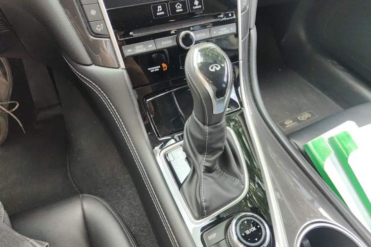 Used Infiniti Q50L 2018 2.0T Comfort Edition China VI Standard Gear Lever