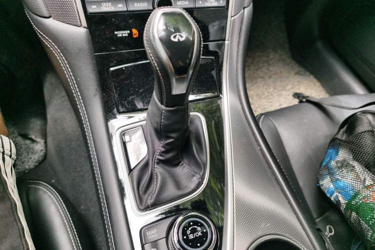 Used Infiniti Q50L 2018 2.0T Enjoyment Version China VI Standard Gear Lever