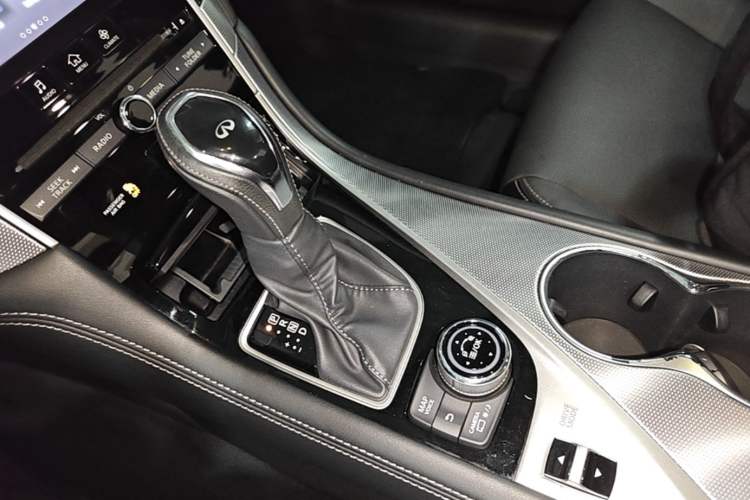 Used Infiniti Q50L 2018 2.0T Enjoyment Version China VI Standard Gear Lever