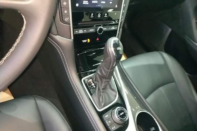 Used Infiniti Q50L 2018 2.0T Comfort Edition China VI Standard Gear Lever
