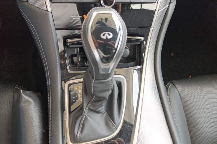 Used Infiniti Q50L 2018 2.0T Enjoyment Version China VI Standard Gear Lever