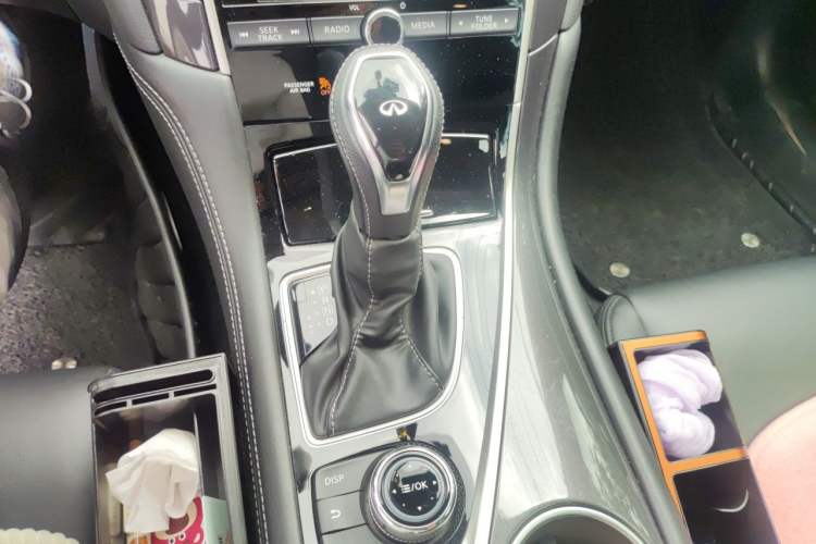 Used Infiniti Q50L 2018 2.0T Comfort Edition China VI Standard Gear Lever