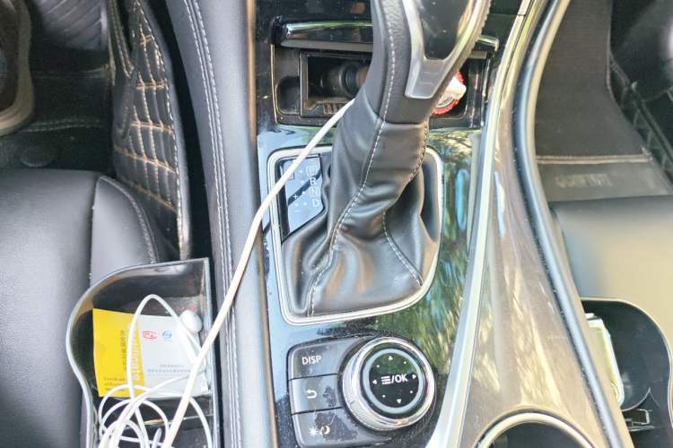 Used Infiniti Q50L 2018 2.0T Comfort Edition China VI Standard Gear Lever