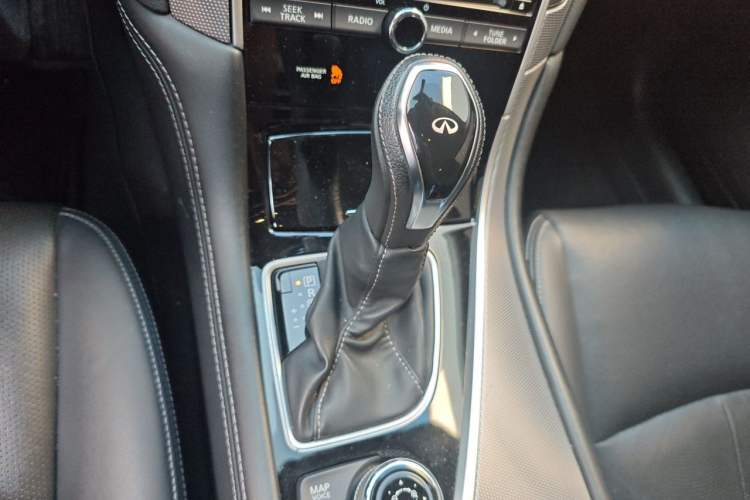 Used Infiniti Q50L 2018 2.0T Enjoyment Version China V Standard Gear Lever