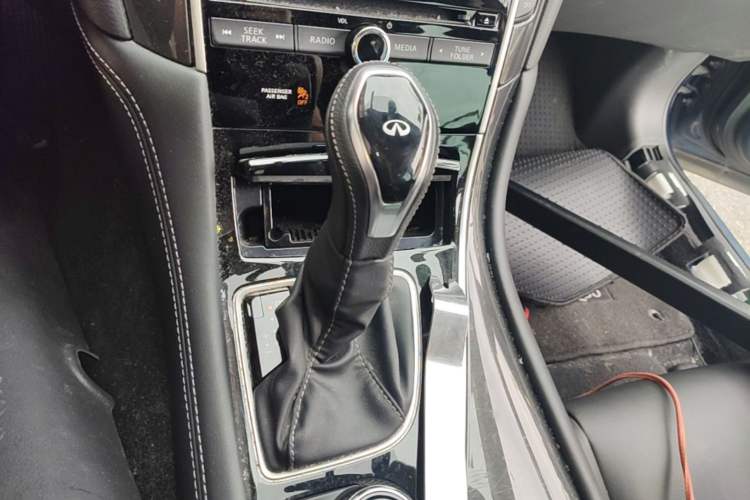 Used Infiniti Q50L 2018 2.0T Comfort Edition China VI Standard Gear Lever
