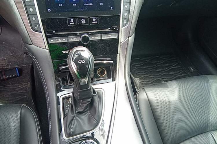 Used Infiniti Q50L 2018 2.0T Enjoyment Version China VI Standard Gear Lever