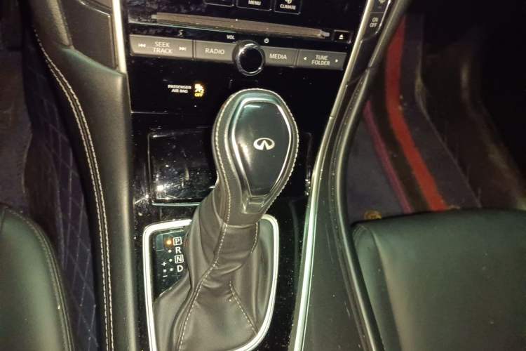 Used Infiniti Q50L 2018 2.0T Comfort Edition China VI Standard Gear Lever