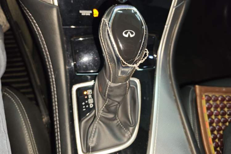 Used Infiniti Q50L 2018 2.0T Enjoyment Version China V Standard Gear Lever