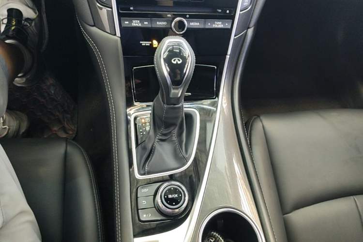 Used Infiniti Q50L 2018 2.0T Comfort Edition China VI Standard Gear Lever