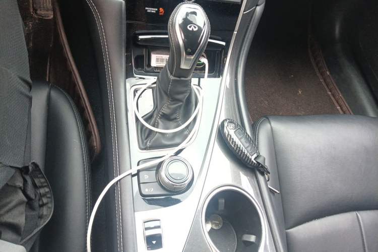 Used Infiniti Q50L 2018 2.0T Comfort Edition China VI Standard Gear Lever