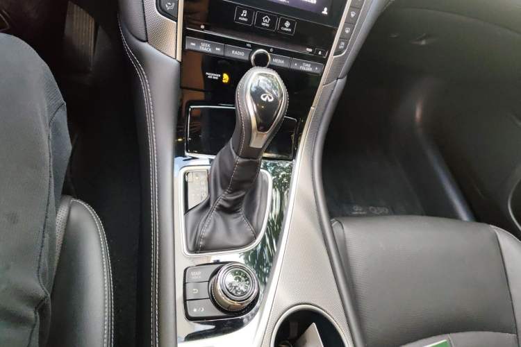 Used Infiniti Q50L 2018 2.0T Enjoyment Version China VI Standard Gear Lever