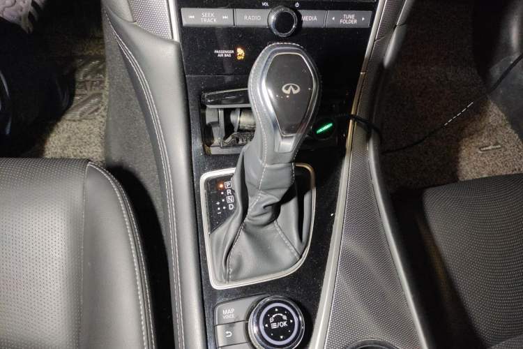 Used Infiniti Q50L 2018 2.0T Luxury Edition China V Standard Gear Lever