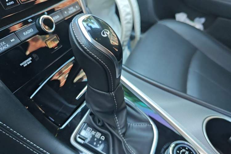 Used Infiniti Q50L 2018 2.0T Enjoyment Version China VI Standard Gear Lever