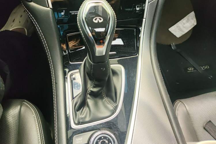 Used Infiniti Q50L 2018 2.0T Enjoyment Edition China V standard Gear Lever