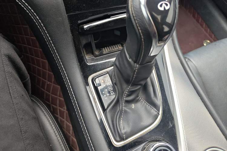 Used Infiniti Q50L 2018 2.0T Enjoyment Edition China V standard Gear Lever