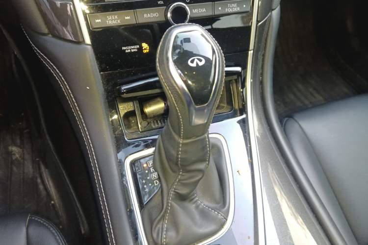 Used Infiniti Q50L 2018 2.0T Comfort Edition China VI Standard Gear Lever