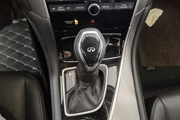 Used Infiniti Q50L 2018 2.0T Enjoyment Version China VI Standard Gear Lever