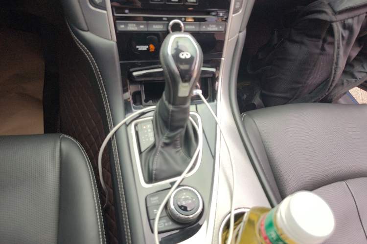 Used Infiniti Q50L 2018 2.0T Enjoyment Version China VI Standard Gear Lever