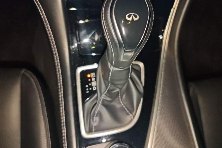 Used Infiniti Q50L 2018 2.0T Enjoyment Version China VI Standard Gear Lever