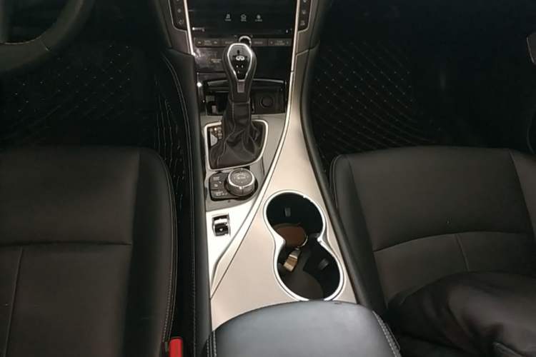 Used Infiniti Q50L 2018 2.0T Enjoyment Version China VI Standard Gear Lever