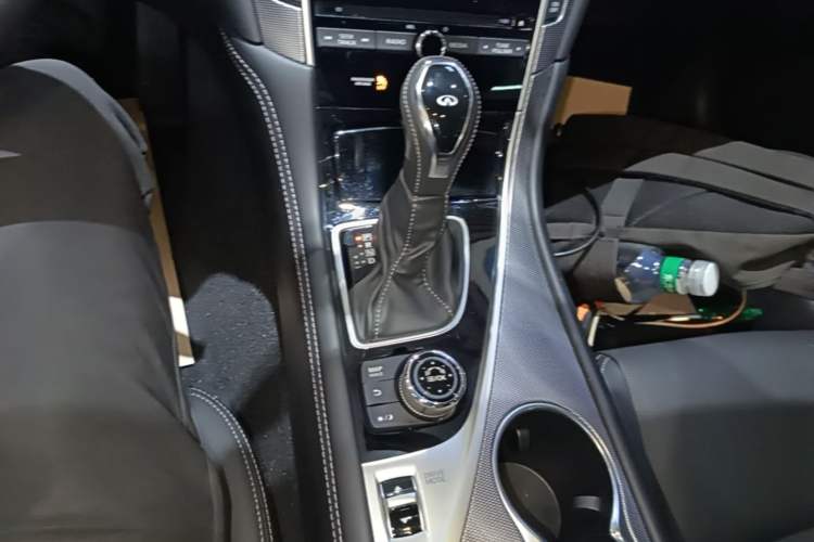 Used Infiniti Q50L 2018 2.0T Enjoyment Version China VI Standard Gear Lever