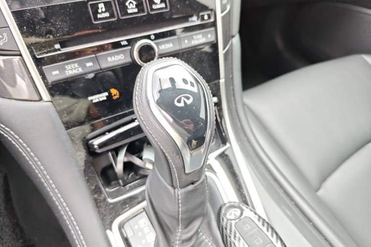 Used Infiniti Q50L 2018 2.0T Comfort Edition China VI Standard Gear Lever