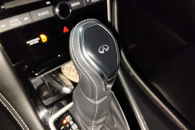 Used Infiniti Q50L 2018 2.0T Comfort Edition China VI Standard Gear Lever