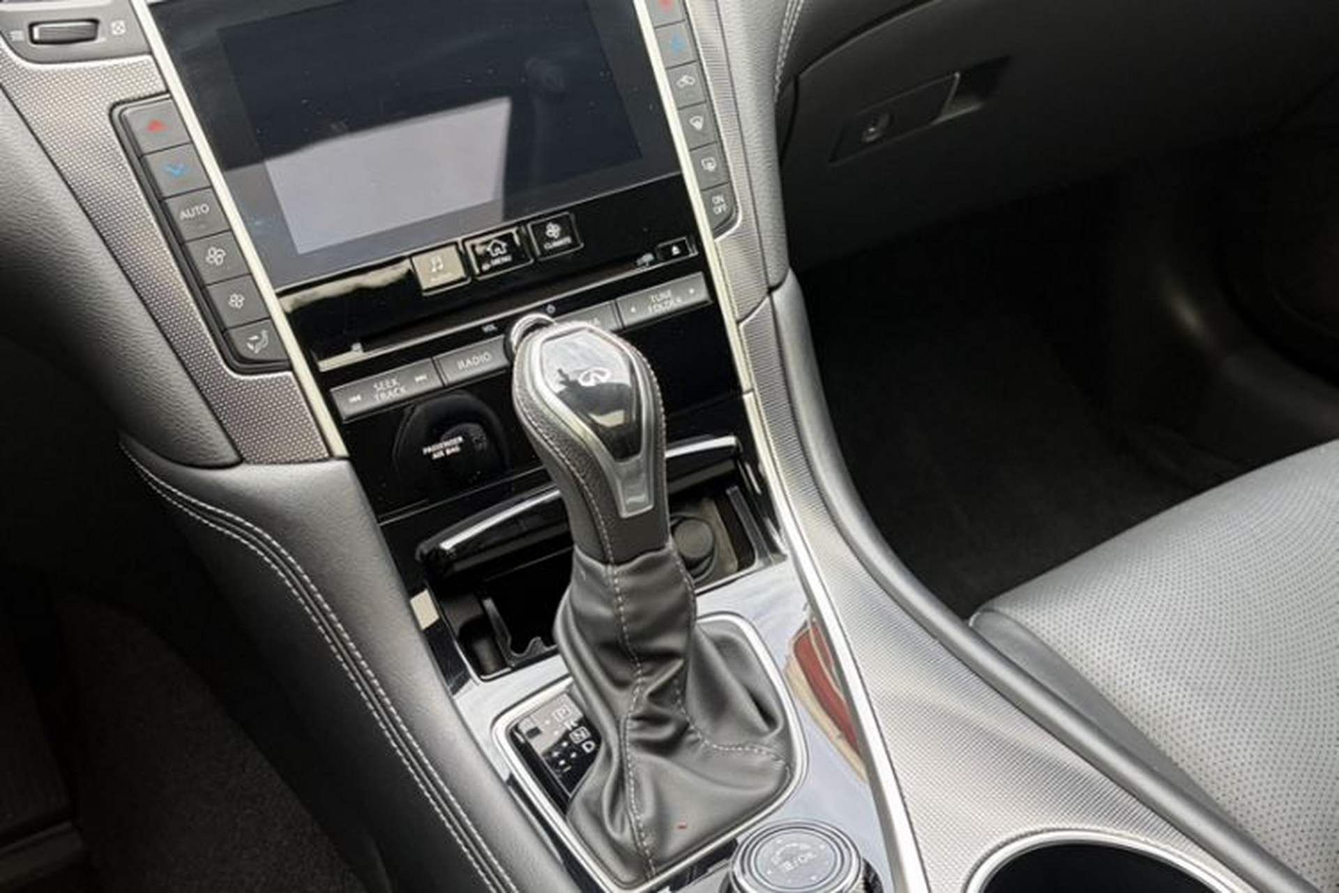 Used Infiniti Q50L 2018 2.0T Enjoyment Version China VI Standard Interior 1