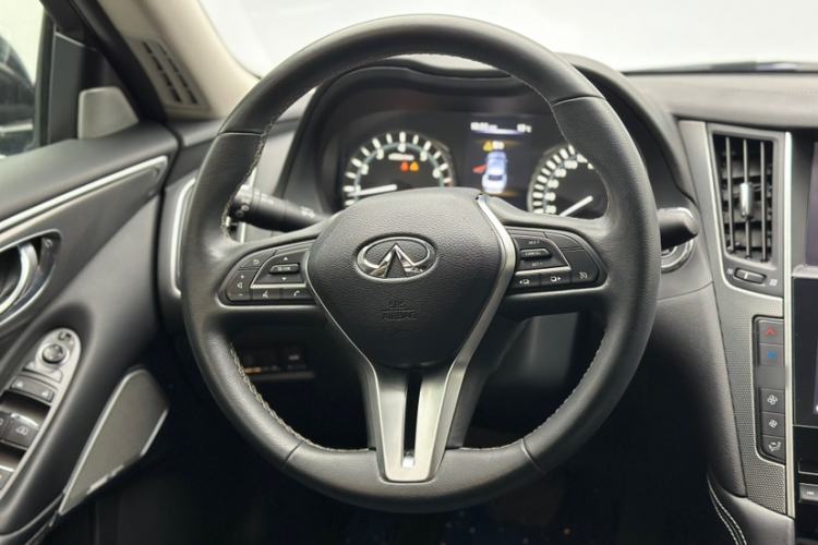 Used Infiniti Q50L 2018 2.0T Enjoyment Version China VI Standard Interior 3