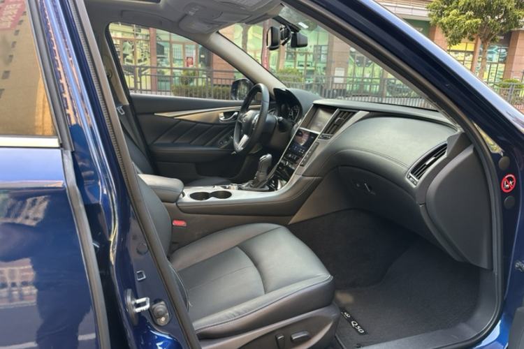 Used Infiniti Q50L 2018 2.0T Enjoyment Version China VI Standard Interior 5