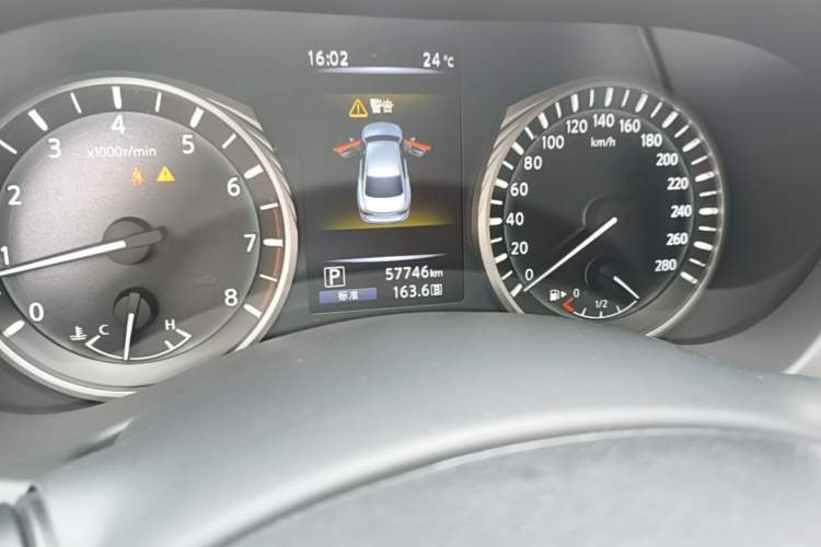 Used Infiniti Q50L 2018 2.0T Comfort Edition China VI Standard Odometer Close Up