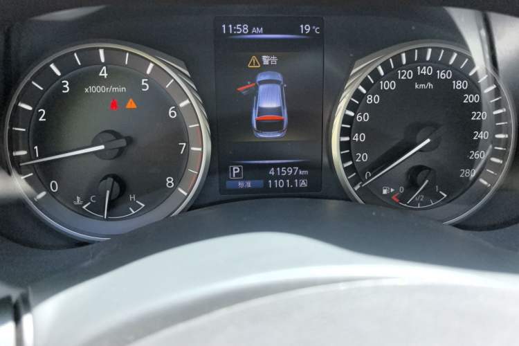Used Infiniti Q50L 2018 2.0T Enjoyment Version China VI Standard Odometer Close Up