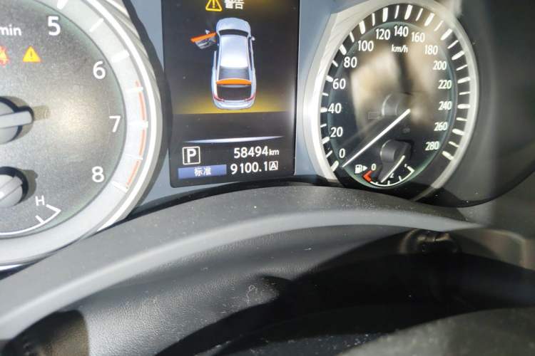 Used Infiniti Q50L 2018 2.0T Enjoyment Version China VI Standard Odometer Close Up