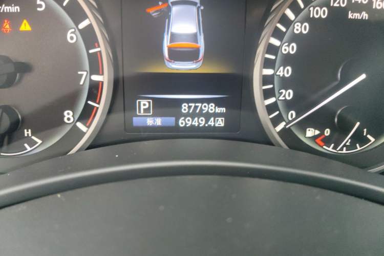 Used Infiniti Q50L 2018 2.0T Enjoyment Version China VI Standard Odometer Close Up