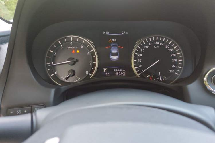 Used Infiniti Q50L 2018 2.0T Enjoyment Version China VI Standard Odometer Close Up