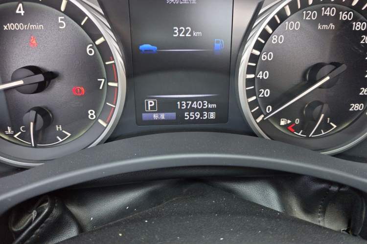 Used Infiniti Q50L 2018 2.0T Enjoyment Version China VI Standard Odometer Close Up