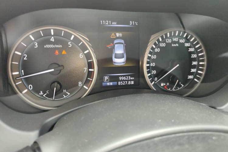 Used Infiniti Q50L 2018 2.0T Comfort Edition China VI Standard Odometer Close Up