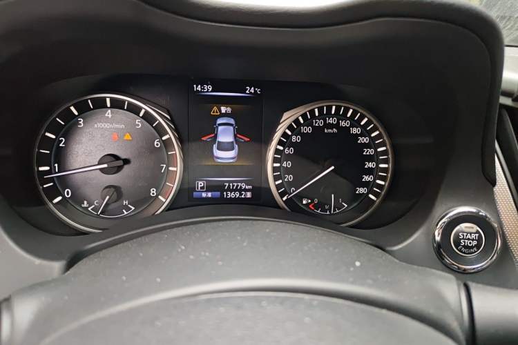 Used Infiniti Q50L 2018 2.0T Enjoyment Version China VI Standard Odometer Close Up