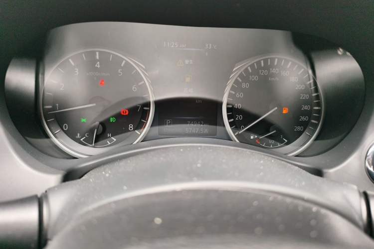 Used Infiniti Q50L 2018 2.0T Enjoyment Version China VI Standard Odometer Close Up