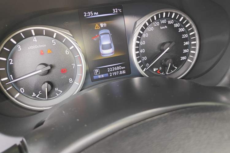 Used Infiniti Q50L 2018 2.0T Enjoyment Edition China V standard Odometer Close Up