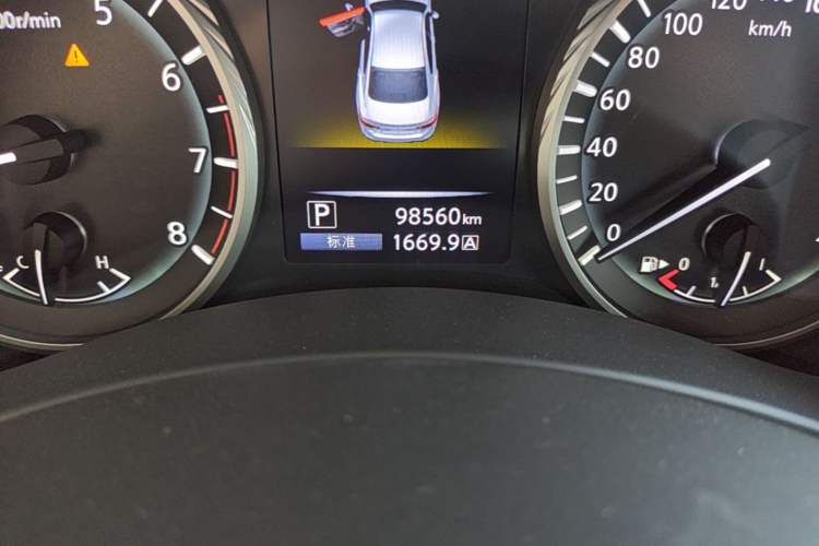 Used Infiniti Q50L 2018 2.0T Enjoyment Version China VI Standard Odometer Close Up