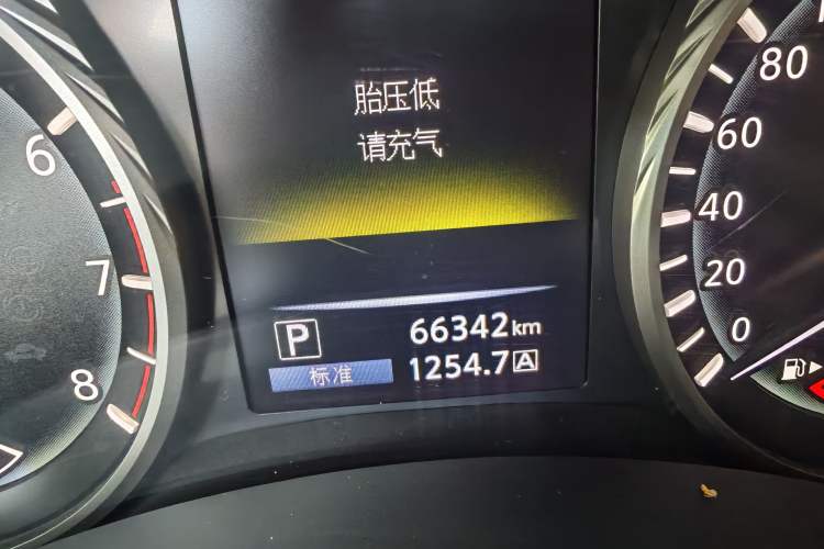 Used Infiniti Q50L 2018 2.0T Comfort Edition China VI Standard Odometer Close Up