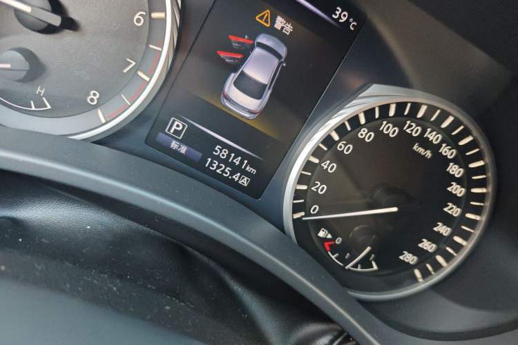 Used Infiniti Q50L 2018 2.0T Enjoyment Version China V Standard Odometer Close Up