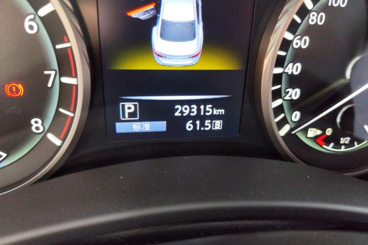 Used Infiniti Q50L 2018 2.0T Enjoyment Version China VI Standard Odometer Close Up