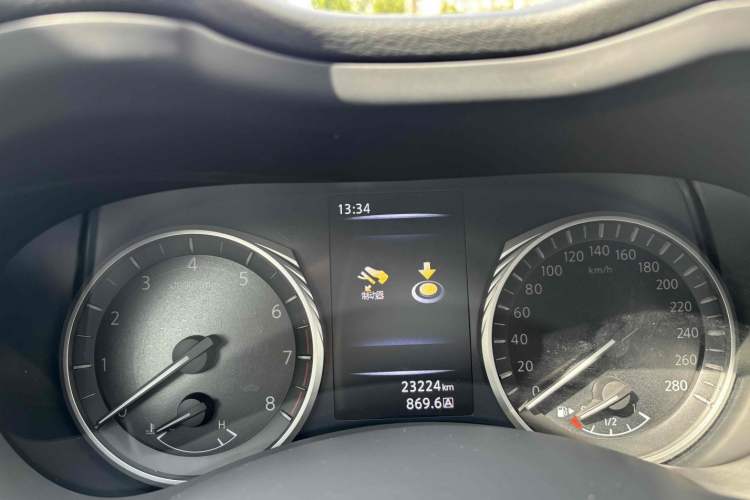 Used Infiniti Q50L 2018 2.0T Comfort Edition China VI Standard Odometer Close Up