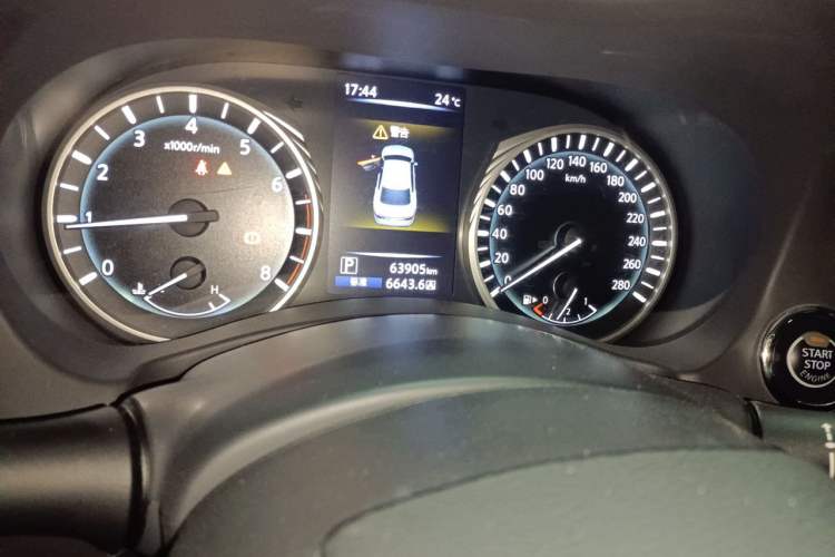 Used Infiniti Q50L 2018 2.0T Comfort Edition China VI Standard Odometer Close Up