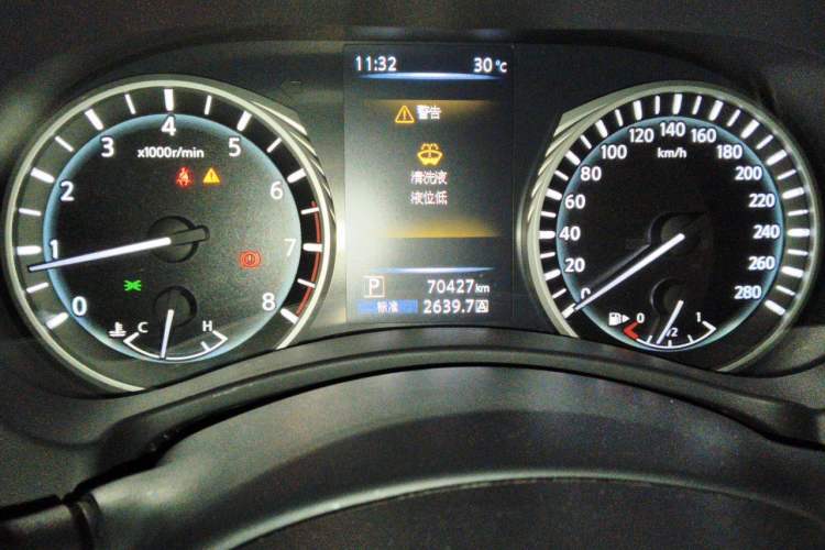 Used Infiniti Q50L 2018 2.0T Enjoyment Version China VI Standard Odometer Close Up