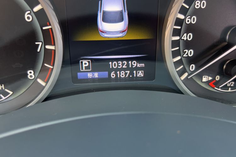 Used Infiniti Q50L 2018 2.0T Enjoyment Version China VI Standard Odometer Close Up