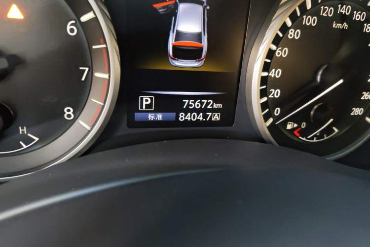 Used Infiniti Q50L 2018 2.0T Enjoyment Version China VI Standard Odometer Close Up