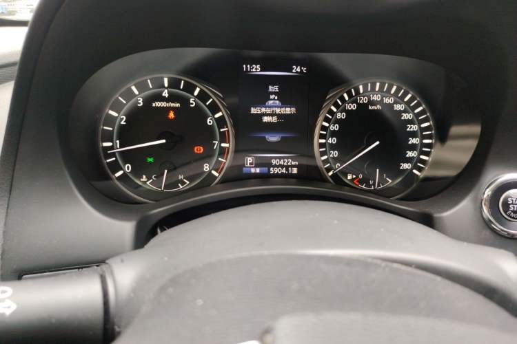 Used Infiniti Q50L 2018 2.0T Enjoyment Version China VI Standard Odometer Close Up